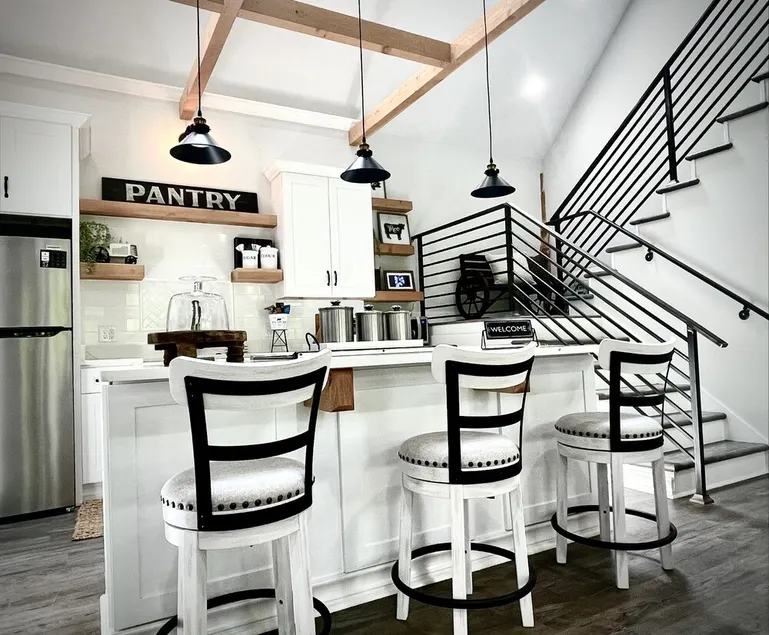 LUXURY Barn Chalet.  2 bedrooms, firepit, BBQ, loft, trails, ponds, park - Image 1