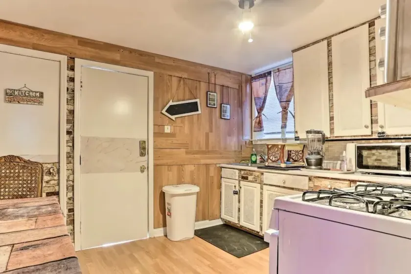 Luxurious Tranquil Home--10 minutes downtown - Image 1