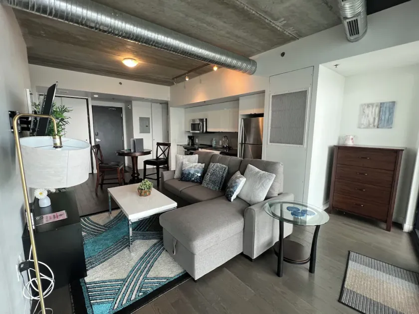 Executive Luxury 2 bed Spacious Downtown WIFI laundry - Image 1