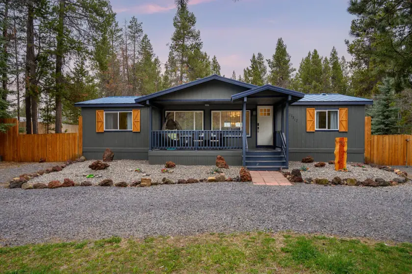 Clean and Bright Home with River Access, Kayaks and Bikes. Close to Mt Bachelor. - Image 1