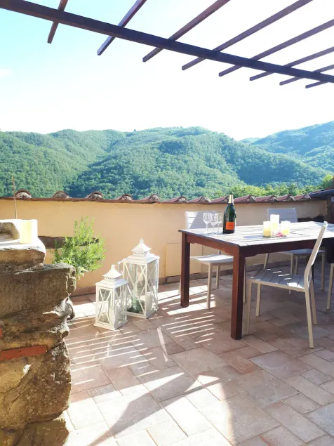 Stone Rustico med have i en gammel landsby i Toscana. Udsigt på gamle Pieve - Image 1