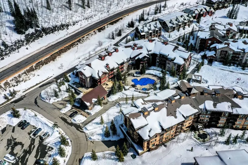 Mountain Bliss: Cozy Solitude Condo, Heated Pool and Hot Tub, Game Room, Parking, Patio, Fireplace! - Image 1