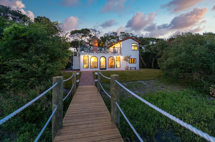 Marsh front villa on an acre. Private Dock + hot tub, steps from the beach - Image 1