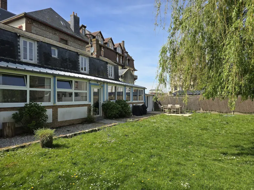 House with garden and free parking - Image 1