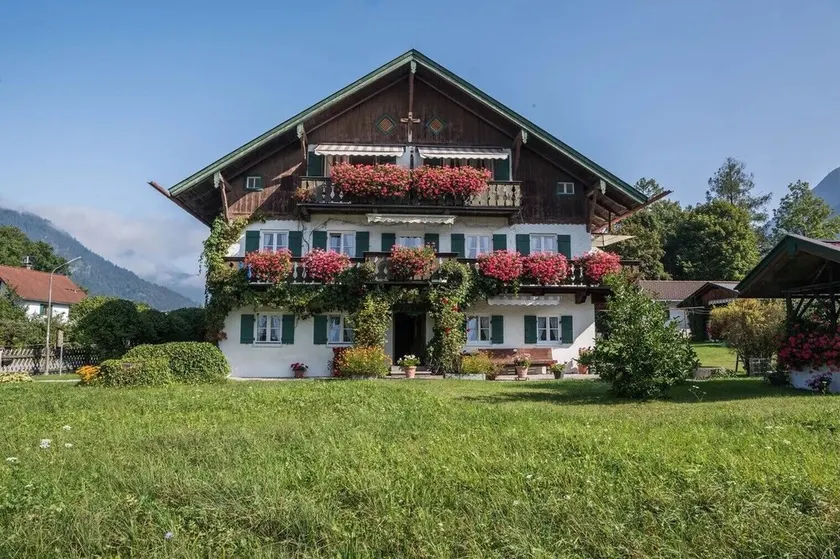 Belo apartamento de férias \"Zugspitzblick\" com vista para a montanha, Wi-Fi e varanda - Image 1