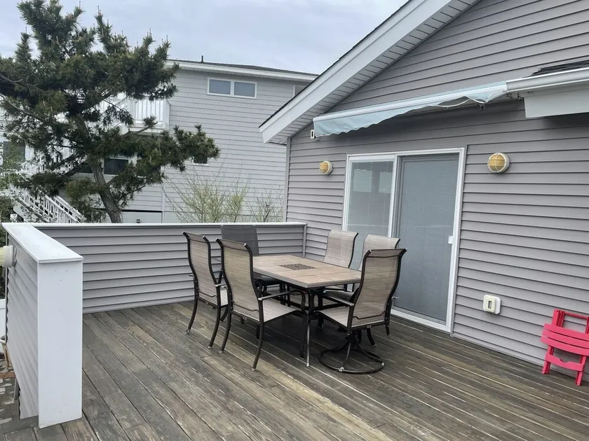 Beautiful fully renovated house, 1 short block from the beach. - Image 1