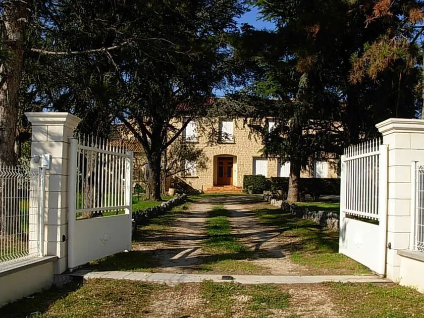Mas Provençal at the foot of Mt Ventoux for 8 people with pool access. - Image 1