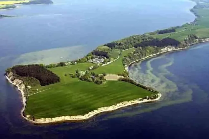 Dream location Mönchgut, Rügen, thatched vacation home surrounded by the sea - Image 1