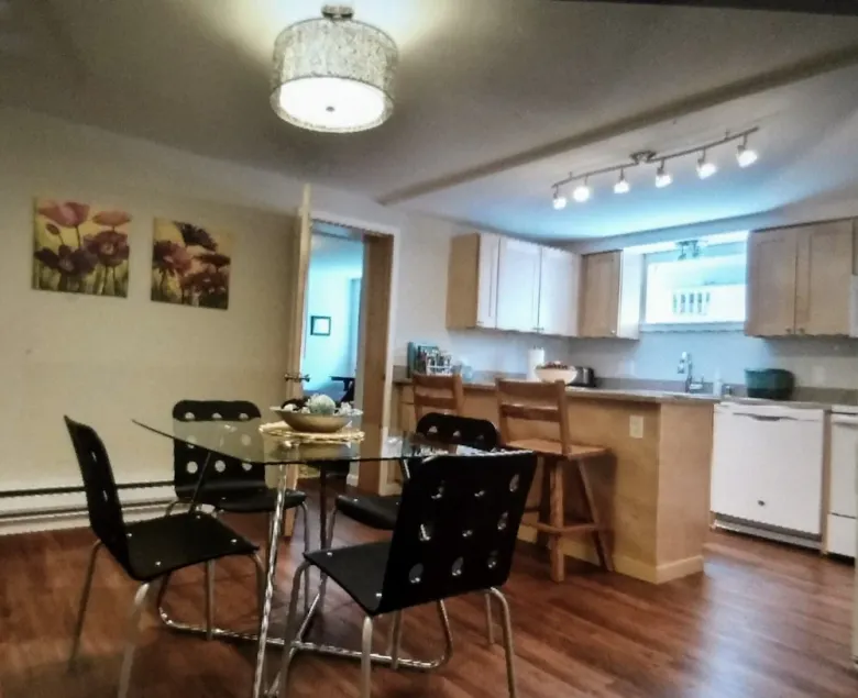 Moderne, ren og rummelig, 2 bdrm, i det perfekte sted, med parkering på stedet - Image 1