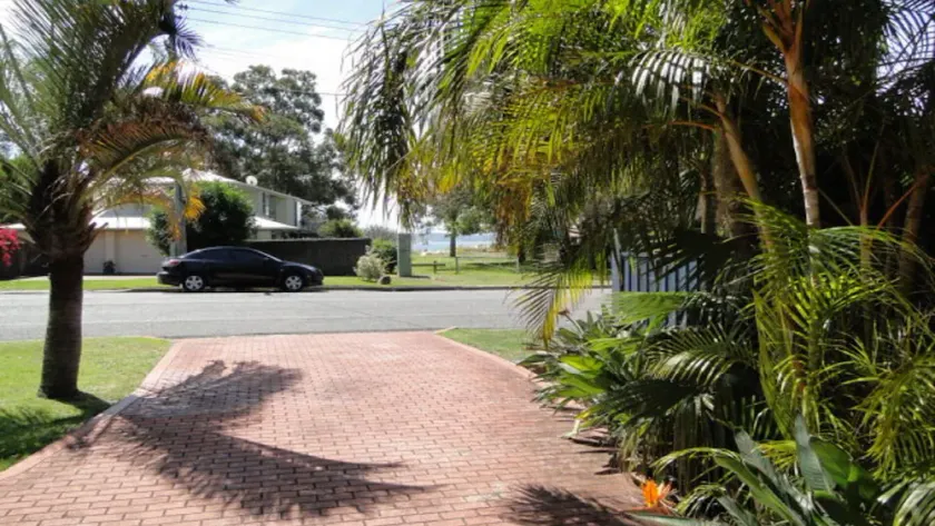 2 'Copacabana', 61 Sandy Point Road - jolie unité avec vue sur l'eau depuis le balcon - Image 1
