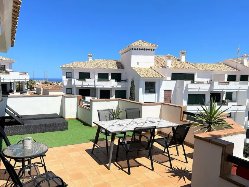 Penthouse in der Nähe von Restaurants mit fantastischem Blick über Hügel und Meer - Image 1