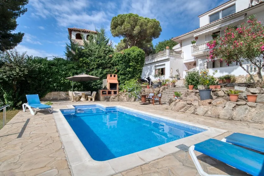 Holiday Home 'Isabel' with Shared Pool, Garden & Wi-Fi - Image 1