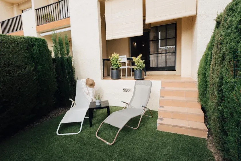Apartment with air conditioning and communal pool - Image 1