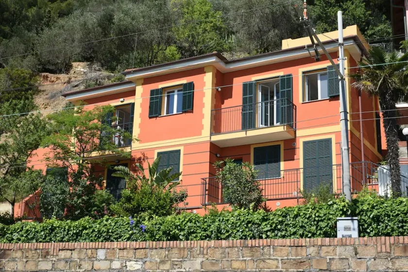 Apartment in villa, beachfront, sleeps 4, wifi, private parking - Image 1