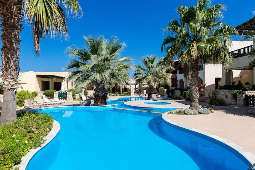 5m walk to sandy beach, restaurants & shops! - Image 1