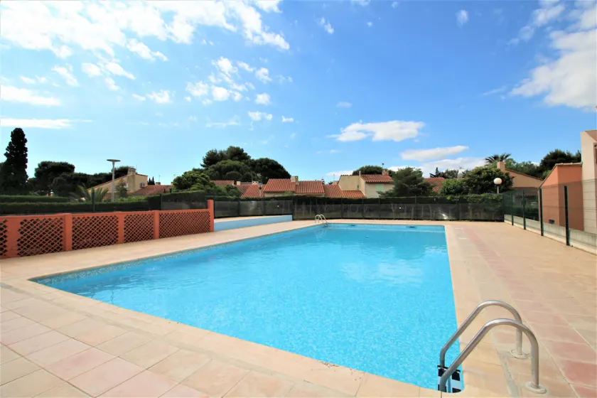 Maisonette T2  et parking dans résidence avec piscine - Image 1