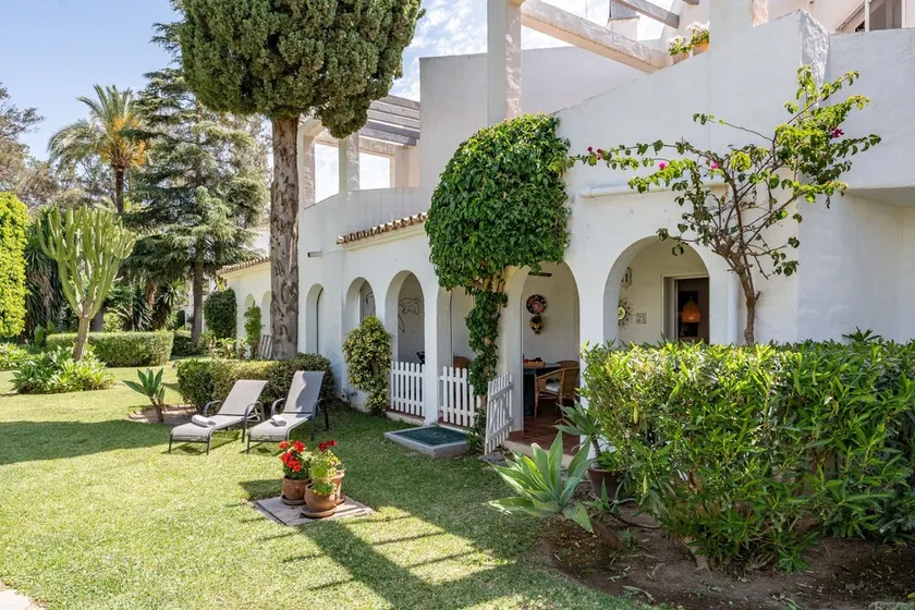 Maison de vacances 'Karma' avec piscine partagée, Wi-Fi et climatisation - Image 1