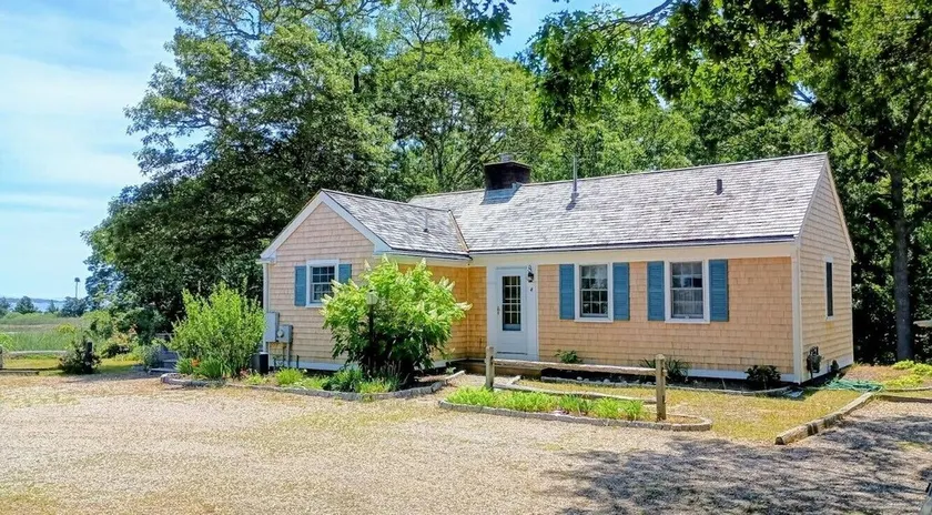 HyannisPort Cottage w/King Bed. Ocean View! Short Walk on footpath to 2 Beaches - Image 1
