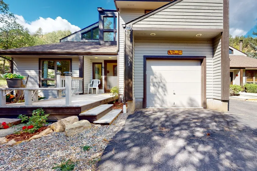Dog-friendly townhome with mountain view, fireplace, patio, grill & W/D - Image 1