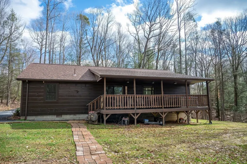 Secluded-Hot Tub-Fire Pit-Fiber internet-Near the Gorge & Parks-Pet Friendly - Image 1