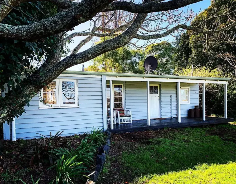 Rustic, restored cottage on secluded 24 acres overlooking Balingup. - Image 1