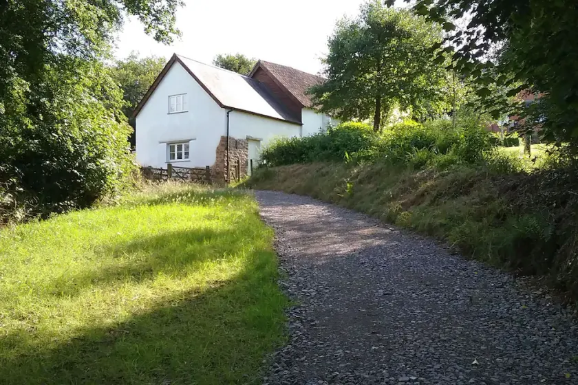 Luxurious cottage in 70 acres with private lake, fantastic views and walks - Image 1