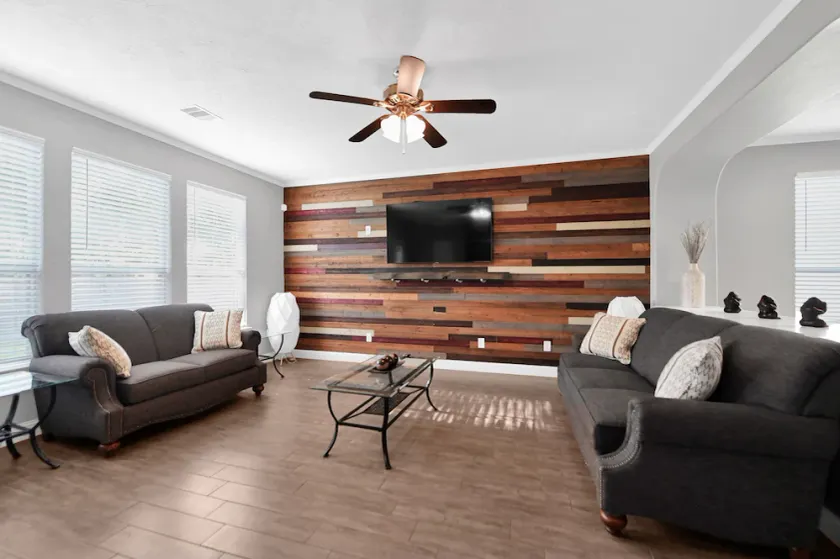 Stunning & Spacious home, 8 beds, PS4, Karaoke and lots more! - Image 1