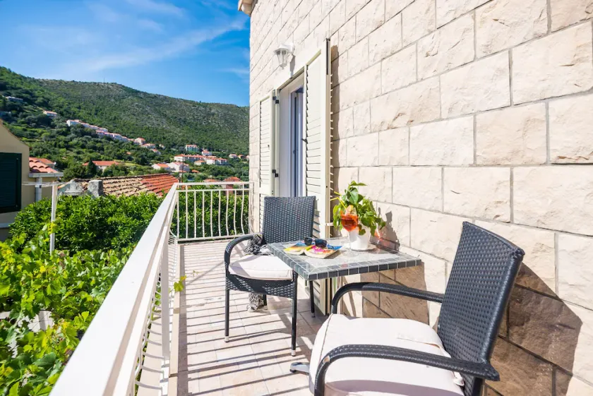 Apartment & Rooms Duja - Superior Double Room with Balcony and Garden View (Duja) - Image 1