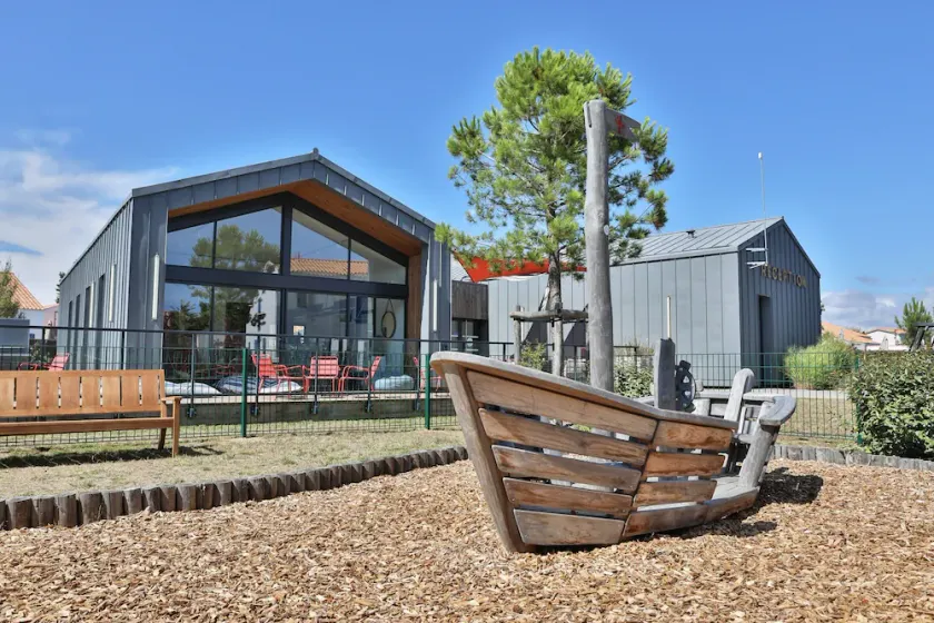 Picturesque 6-Person Duplex Oasis - Image 1