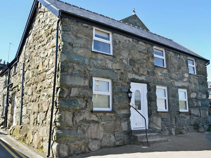 5 bedroom accommodation in Trawsfynydd, near Blaenau Ffestiniog - Image 1