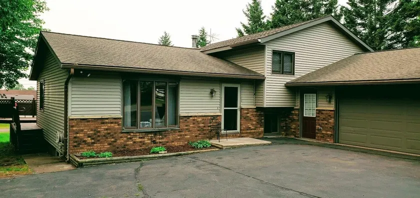 Spacious family home with quick & easy access to outdoor trails. - Image 1