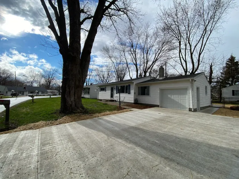 Updated home close to Lake Erie attractions & BOAT PARKING & SCREENED IN PORCH.  - Image 1