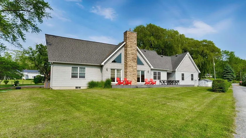 Grande Dame - She is big and beautiful! Perfect for your next lakeside group getaway! - Image 1