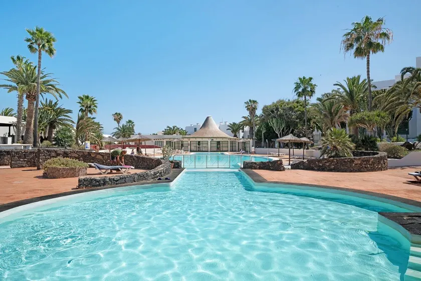 Vacation Apartment 'Al Sole Studios Playa Roca' with Sea View, Shared Pool and Wi-Fi - Image 1