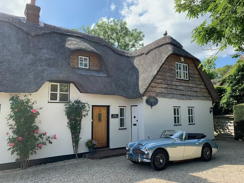 Beautifully Appointed Riverside Thatched Cottage. Town Centre, Yet Secluded - Image 1