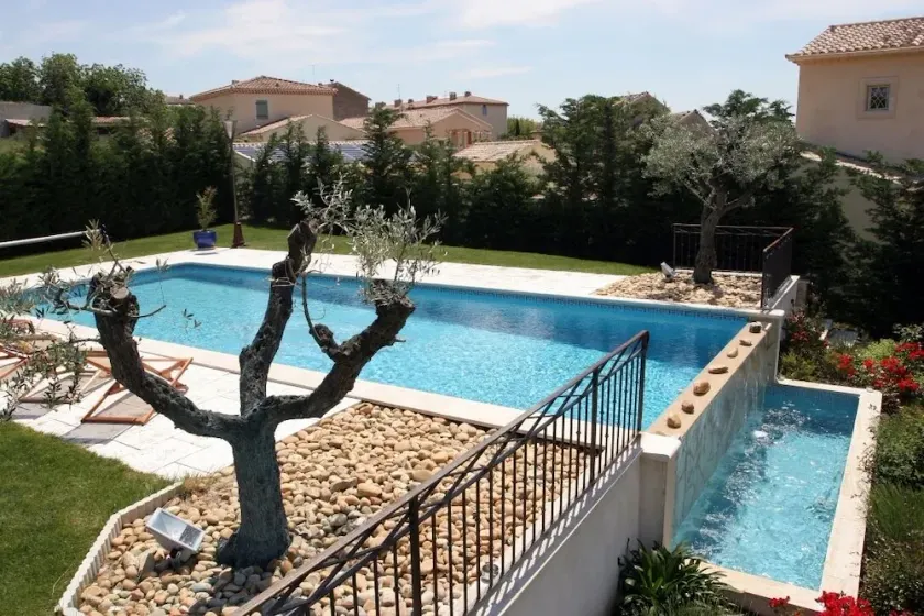 Gite de Charme Avec Piscine à Débordement Dans ms Provençal - Image 1
