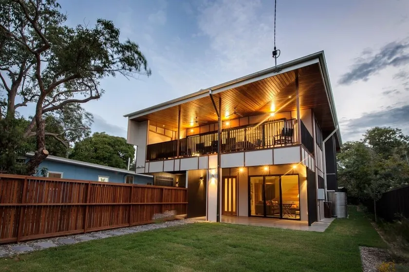 Magnificent architect designed 4 Bedroom Straddie Beach House centrally... - Image 1