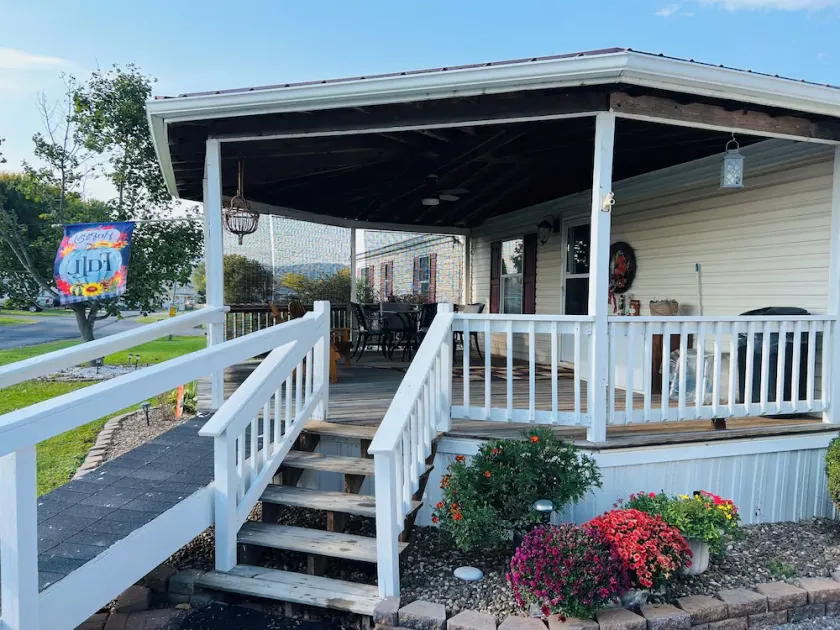 Cozy Mobile Home In Just the Right Place. - Image 1