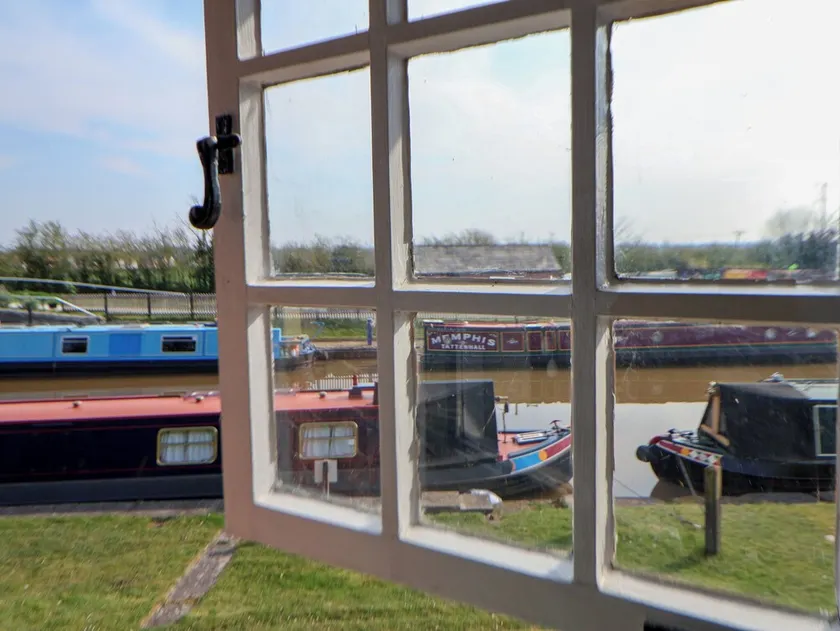 Canal Basin Cottage - Image 1