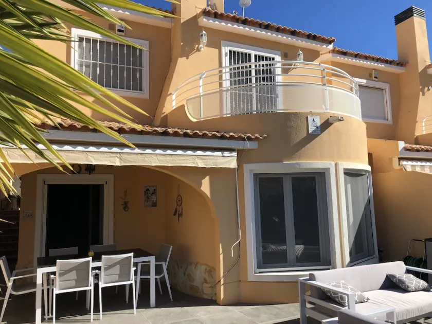 Wunderschöne Villa - sehr sonnig gelegen mit 3 SZ und tollem Gemeinschaftspool - Image 1