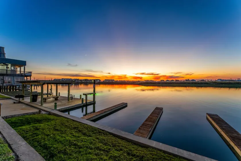 Waterfront Condo: Stunning Sunsets, Fishing, Patio, & 4 minutes from the beach! - Image 1