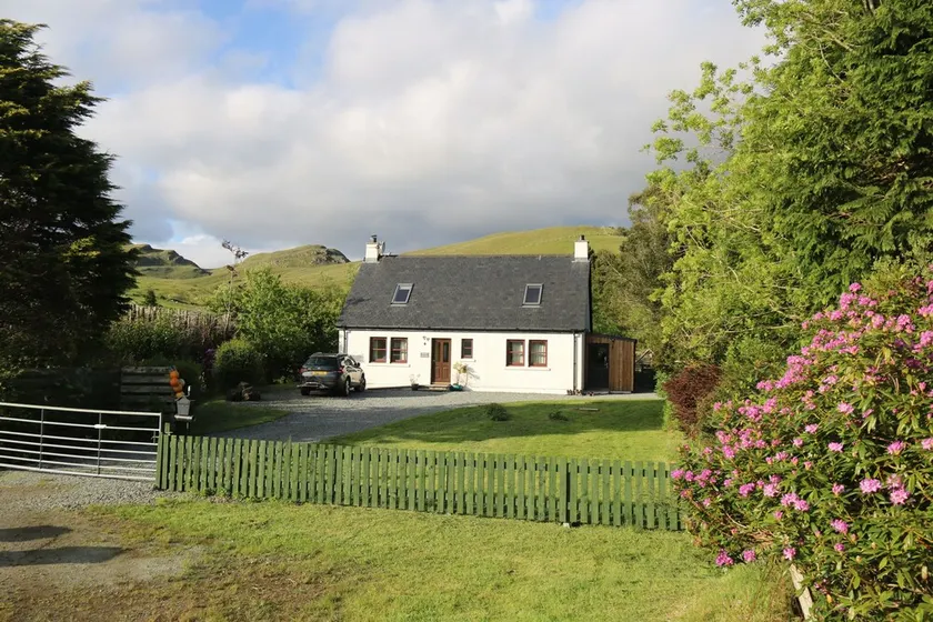 Raven Cottage in beautiful Glen Eynort near Carbost. 3 bedrooms, 6 people. - Image 1