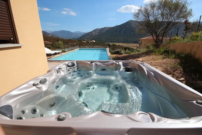 Spaziosa villa, vista panoramica, piscina riscaldata, idromassaggio, giardino, vicino alle spiagge - Image 1