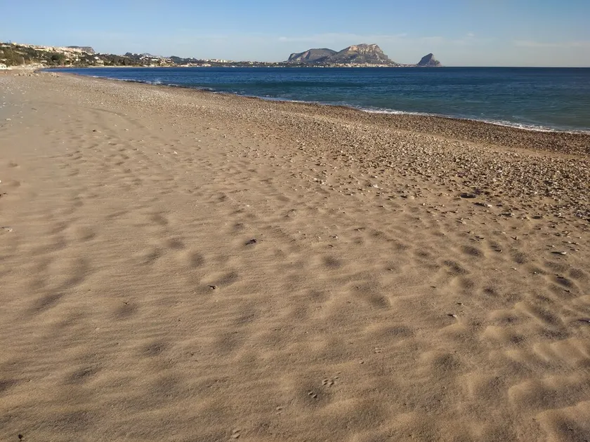 Sommerhus foran stranden, med stor have og parkering - Image 1