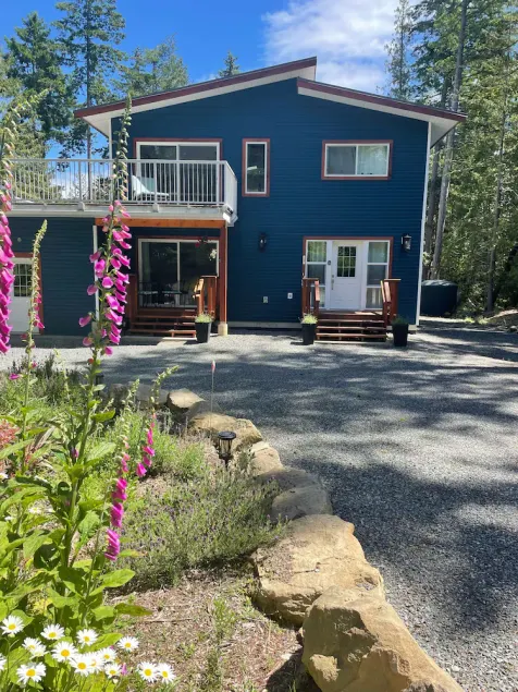Gabriola Small Suite with Hot Tub - Image 1