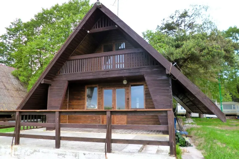 Chalet en bois au bord du lac Jamno et mer - Image 1