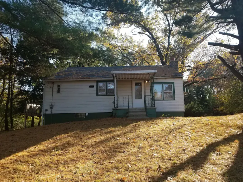 Cozy 2 bedroom cottage with fireplace - Image 1