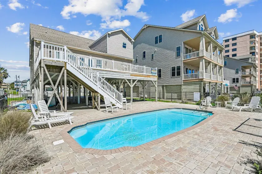 Seals Gardner, Oceanfront Cherry Grove Home med en pool - Image 1