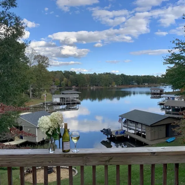 Entspannender Kurzurlaub am Lake Gaston (zwei separate Wohnbereiche für 9 Personen) - Image 1