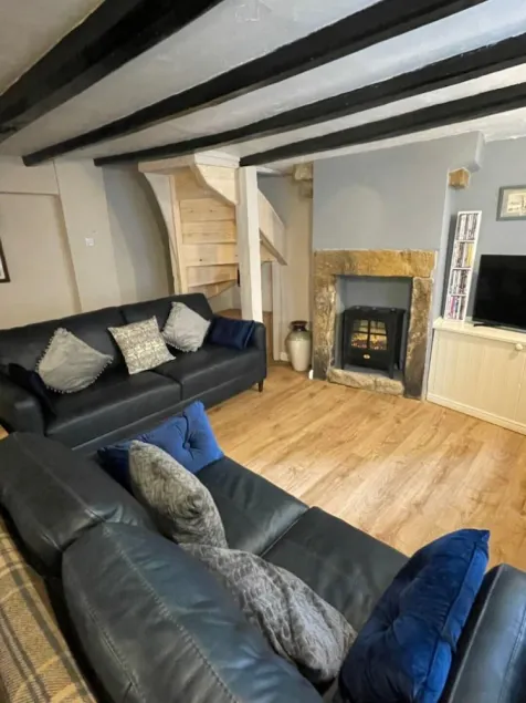 Endways Cottage 18th Century Cottage. Sleeps 6 in 3 bedrooms with 2 bathrooms.  - Image 1